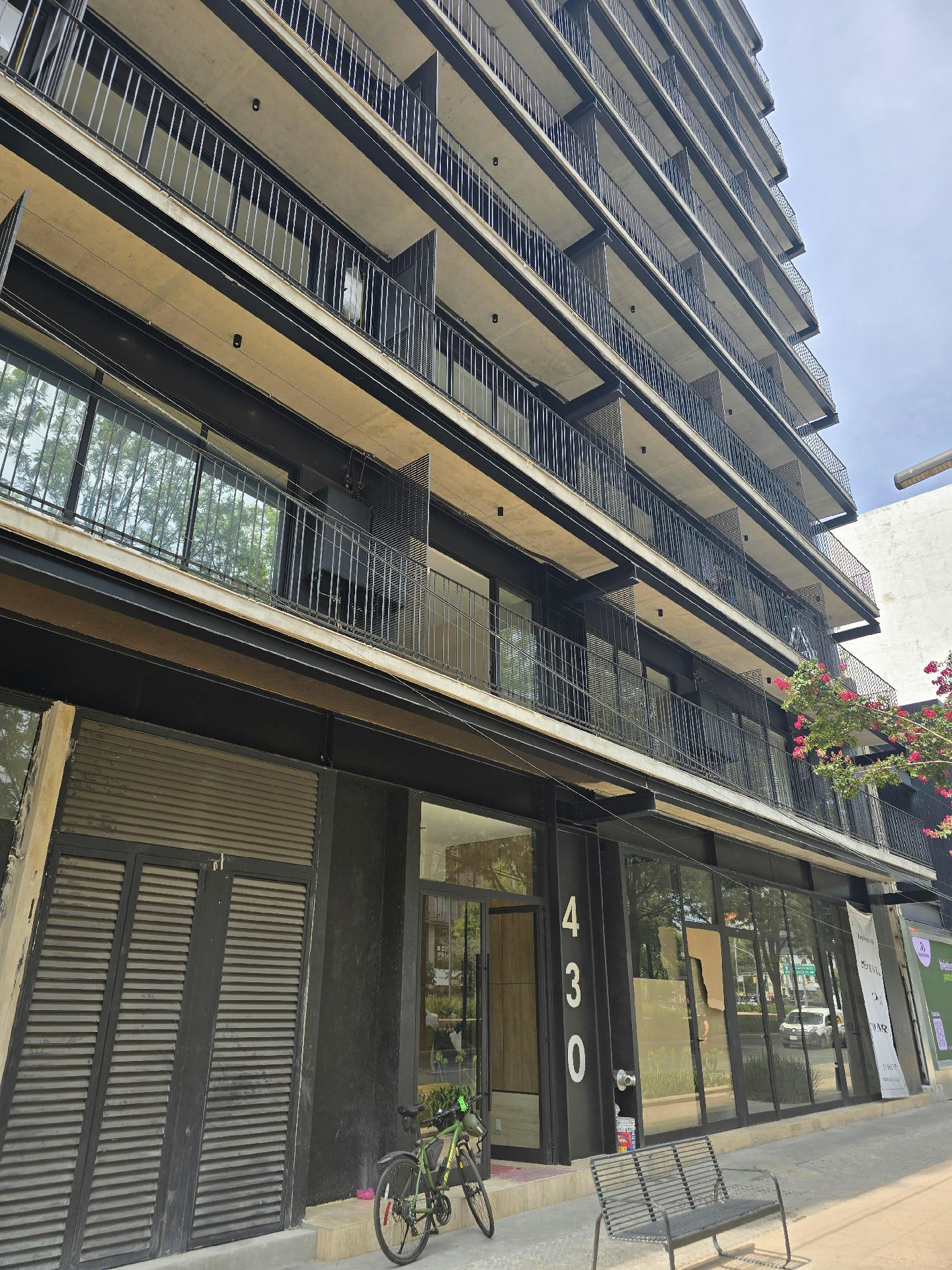 Local en renta Roma Norte. Gran espacio con balcón